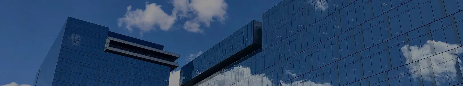 Sky reflection on Tempe office building